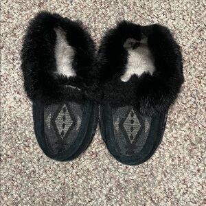 Manitobah mukluks unisex Black Fur-Lined trimmed Slippers